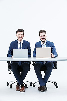 포토 JPG 스튜디오촬영 전신 서양인 외국인 남자 의자 실내 웃음 앉기 정장 20대 성인 두명 앞모습 노트북 비즈니스맨 책상 동료 국내포토 옷 뷰포인트 가구 비즈니스 관계 모션 표정 사람 인종 청년 내부 전자제품 직장인 파일형식