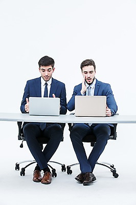 포토 JPG 스튜디오촬영 전신 서양인 외국인 남자 의자 실내 앉기 정장 20대 성인 두명 앞모습 노트북 놀람 비즈니스맨 책상 동료 국내포토 옷 감정 뷰포인트 가구 비즈니스 관계 모션 표정 사람 인종 청년 내부 전자제품 직장인 파일형식