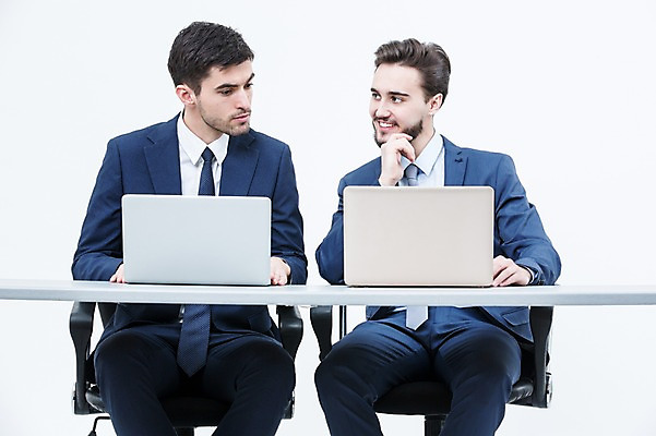 포토 JPG 스튜디오촬영 서양인 외국인 남자 의자 실내 웃음 앉기 정장 상반신 20대 성인 두명 앞모습 노트북 비즈니스맨 책상 동료 국내포토 옷 뷰포인트 가구 비즈니스 관계 모션 표정 사람 인종 청년 내부 전자제품 직장인 파일형식