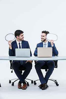 포토 JPG 스튜디오촬영 전신 서양인 외국인 남자 말풍선 의자 실내 웃음 앉기 정장 20대 성인 두명 앞모습 노트북 마주보기 비즈니스맨 책상 동료 국내포토 옷 뷰포인트 가구 비즈니스 관계 모션 표정 사람 인종 청년 내부 전자제품 직장인 파일형식