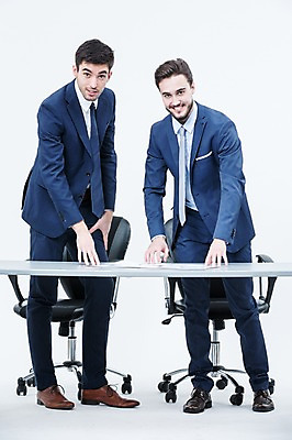 포토 JPG 스튜디오촬영 전신 서양인 외국인 남자 의자 실내 서기 웃음 정장 20대 성인 두명 앞모습 비즈니스맨 책상 동료 국내포토 옷 뷰포인트 가구 비즈니스 관계 모션 표정 사람 인종 청년 내부 직장인 파일형식