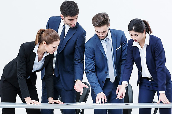 포토 JPG 스튜디오촬영 서양인 외국인 여자 남자 의자 회의 실내 서기 동양인 정장 여러명 상반신 20대 성인 앞모습 비즈니스맨 비즈니스우먼 책상 동료 국내포토 옷 뷰포인트 가구 다수 비즈니스 관계 모션 사람 인종 청년 내부 직장인 파일형식