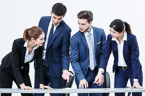 포토 JPG 스튜디오촬영 서양인 외국인 여자 남자 의자 회의 실내 서기 동양인 정장 여러명 상반신 20대 성인 앞모습 비즈니스맨 비즈니스우먼 책상 동료 국내포토 옷 뷰포인트 가구 다수 비즈니스 관계 모션 사람 인종 청년 내부 직장인 파일형식