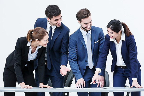 포토 JPG 스튜디오촬영 서양인 외국인 여자 남자 의자 회의 실내 서기 웃음 동양인 정장 여러명 상반신 20대 성인 앞모습 비즈니스맨 비즈니스우먼 책상 동료 국내포토 옷 뷰포인트 가구 다수 비즈니스 관계 모션 표정 사람 인종 청년 내부 직장인 파일형식