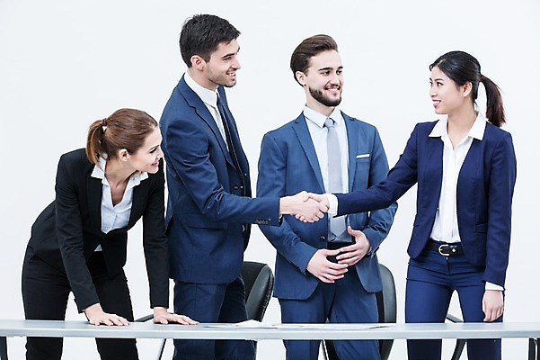 포토 JPG 스튜디오촬영 서양인 외국인 여자 남자 의자 악수 실내 협상 서기 웃음 동양인 정장 여러명 상반신 20대 성인 앞모습 비즈니스맨 비즈니스우먼 책상 동료 국내포토 옷 뷰포인트 가구 다수 비즈니스 관계 모션 표정 사람 인종 손짓 청년 내부 직장인 파일형식