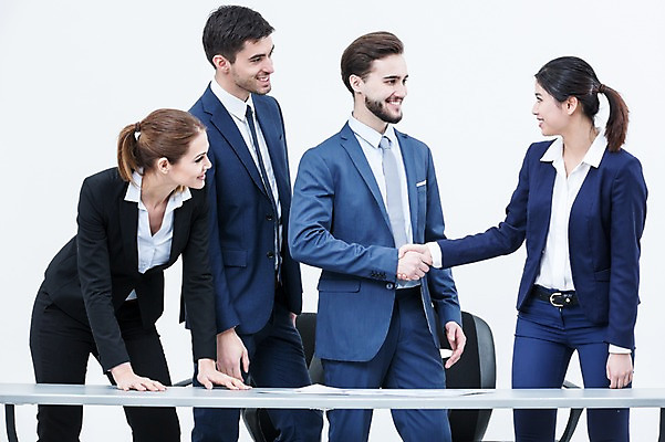 포토 JPG 스튜디오촬영 서양인 외국인 여자 남자 의자 악수 실내 협상 서기 웃음 동양인 정장 여러명 상반신 20대 성인 앞모습 비즈니스맨 비즈니스우먼 책상 동료 국내포토 옷 뷰포인트 가구 다수 비즈니스 관계 모션 표정 사람 인종 손짓 청년 내부 직장인 파일형식