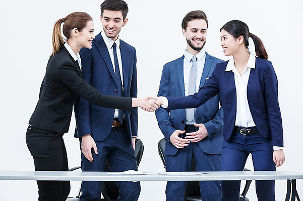 포토 JPG 스튜디오촬영 서양인 외국인 여자 남자 의자 악수 실내 협상 서기 웃음 동양인 정장 여러명 상반신 20대 성인 앞모습 비즈니스맨 비즈니스우먼 책상 동료 국내포토 옷 뷰포인트 가구 다수 비즈니스 관계 모션 표정 사람 인종 손짓 청년 내부 직장인 파일형식