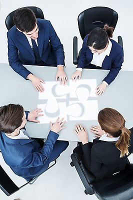포토 JPG 스튜디오촬영 서양인 외국인 여자 남자 의자 회의 실내 앉기 동양인 정장 여러명 20대 성인 하이앵글 비즈니스맨 비즈니스우먼 퍼즐 책상 동료 성인만 국내포토 옷 뷰포인트 가구 다수 비즈니스 관계 모션 사람 인종 청년 내부 직장인 파일형식 직업 생활용품 오브젝트