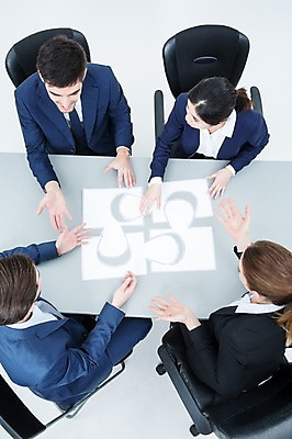 포토 JPG 스튜디오촬영 서양인 외국인 여자 남자 의자 회의 실내 앉기 동양인 정장 여러명 20대 성인 하이앵글 비즈니스맨 비즈니스우먼 퍼즐 책상 동료 성인만 국내포토 옷 뷰포인트 가구 다수 비즈니스 관계 모션 사람 인종 청년 내부 직장인 파일형식