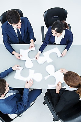 포토 JPG 스튜디오촬영 서양인 외국인 여자 남자 의자 회의 실내 앉기 동양인 정장 여러명 20대 성인 하이앵글 비즈니스맨 비즈니스우먼 퍼즐 책상 동료 성인만 국내포토 옷 뷰포인트 가구 다수 비즈니스 관계 모션 사람 인종 청년 내부 직장인 파일형식