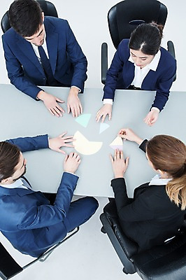 포토 JPG 스튜디오촬영 서양인 외국인 여자 남자 의자 회의 그래프 실내 앉기 동양인 정장 여러명 20대 성인 하이앵글 비즈니스맨 비즈니스우먼 퍼즐 책상 동료 성인만 국내포토 옷 뷰포인트 가구 다수 비즈니스 관계 모션 사람 인종 청년 내부 직장인 파일형식 직업 생활용품 오브젝트