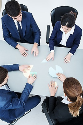 포토 JPG 스튜디오촬영 서양인 외국인 여자 남자 의자 회의 그래프 실내 앉기 동양인 정장 여러명 20대 성인 하이앵글 비즈니스맨 비즈니스우먼 책상 동료 성인만 국내포토 옷 뷰포인트 가구 다수 비즈니스 관계 모션 사람 인종 청년 내부 직장인 파일형식