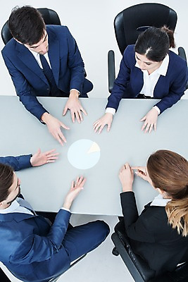 포토 JPG 스튜디오촬영 서양인 외국인 여자 남자 의자 회의 그래프 실내 앉기 동양인 정장 여러명 20대 성인 하이앵글 비즈니스맨 비즈니스우먼 책상 동료 성인만 국내포토 옷 뷰포인트 가구 다수 비즈니스 관계 모션 사람 인종 청년 내부 직장인 파일형식