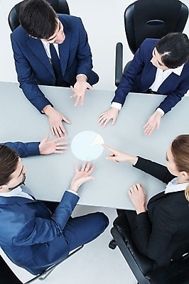 포토 JPG 스튜디오촬영 서양인 외국인 여자 남자 의자 회의 그래프 실내 앉기 동양인 정장 여러명 20대 성인 하이앵글 가리킴 비즈니스맨 비즈니스우먼 책상 동료 성인만 국내포토 옷 뷰포인트 가구 다수 비즈니스 관계 모션 사람 인종 손짓 청년 내부 직장인 파일형식