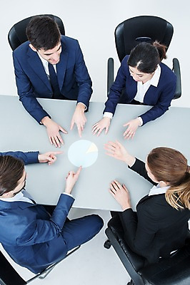 포토 JPG 스튜디오촬영 서양인 외국인 여자 남자 의자 회의 그래프 실내 앉기 동양인 정장 여러명 20대 성인 하이앵글 비즈니스맨 비즈니스우먼 책상 동료 성인만 국내포토 옷 뷰포인트 가구 다수 비즈니스 관계 모션 사람 인종 청년 내부 직장인 파일형식