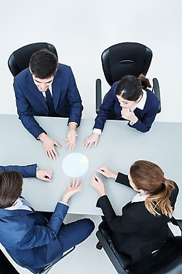 포토 JPG 스튜디오촬영 서양인 외국인 여자 남자 의자 회의 그래프 실내 앉기 동양인 정장 여러명 20대 성인 하이앵글 비즈니스맨 비즈니스우먼 책상 동료 성인만 국내포토 옷 뷰포인트 가구 다수 비즈니스 관계 모션 사람 인종 청년 내부 직장인 파일형식 직업 생활용품 오브젝트