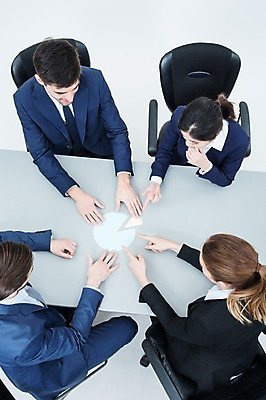 포토 JPG 스튜디오촬영 서양인 외국인 여자 남자 의자 회의 그래프 실내 앉기 동양인 정장 여러명 20대 성인 하이앵글 비즈니스맨 비즈니스우먼 책상 동료 성인만 국내포토 옷 뷰포인트 가구 다수 비즈니스 관계 모션 사람 인종 청년 내부 직장인 파일형식