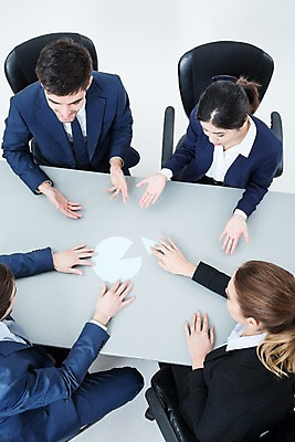 포토 JPG 스튜디오촬영 서양인 외국인 여자 남자 의자 회의 그래프 실내 앉기 동양인 정장 여러명 20대 성인 하이앵글 비즈니스맨 비즈니스우먼 책상 동료 성인만 국내포토 옷 뷰포인트 가구 다수 비즈니스 관계 모션 사람 인종 청년 내부 직장인 파일형식