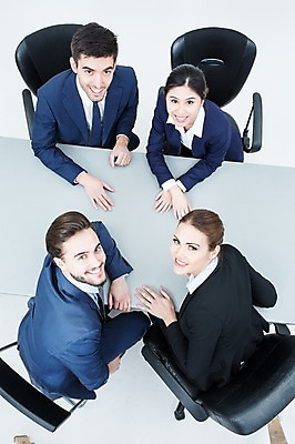 포토 JPG 스튜디오촬영 서양인 외국인 여자 남자 의자 회의 실내 웃음 앉기 동양인 정장 여러명 20대 성인 하이앵글 올려보기 비즈니스맨 비즈니스우먼 책상 동료 성인만 국내포토 옷 뷰포인트 가구 다수 비즈니스 관계 모션 표정 사람 인종 청년 내부 직장인 파일형식