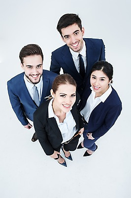 포토 JPG 스튜디오촬영 전신 서양인 외국인 여자 남자 실내 서기 웃음 동양인 정장 여러명 20대 성인 앞모습 하이앵글 올려보기 비즈니스맨 비즈니스우먼 동료 성인만 국내포토 옷 뷰포인트 다수 비즈니스 관계 모션 표정 사람 인종 청년 내부 직장인 파일형식