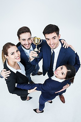 포토 JPG 스튜디오촬영 전신 서양인 외국인 여자 남자 어깨동무 협력 실내 서기 웃음 동양인 정장 여러명 20대 성인 하이앵글 올려보기 비즈니스맨 비즈니스우먼 트로피 동료 성인만 국내포토 옷 뷰포인트 포즈 다수 비즈니스 관계 모션 표정 사람 인종 청년 내부 직장인 상 파일형식