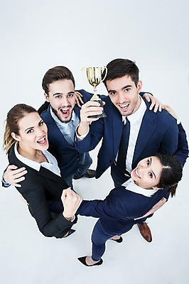 포토 JPG 스튜디오촬영 전신 서양인 외국인 여자 남자 어깨동무 협력 실내 서기 웃음 동양인 정장 여러명 20대 성인 하이앵글 올려보기 비즈니스맨 비즈니스우먼 트로피 동료 성인만 국내포토 옷 뷰포인트 포즈 다수 비즈니스 관계 모션 표정 사람 인종 청년 내부 직장인 상_우승 파일형식