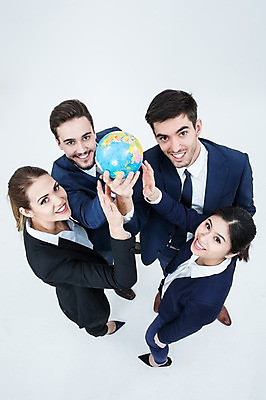포토 JPG 스튜디오촬영 전신 서양인 외국인 여자 남자 협력 실내 서기 웃음 들기 동양인 정장 여러명 20대 성인 하이앵글 지구본 글로벌비즈니스 올려보기 비즈니스맨 비즈니스우먼 동료 성인만 국내포토 옷 뷰포인트 다수 비즈니스 관계 모션 표정 사람 인종 청년 내부 글로벌 직장인 파일형식