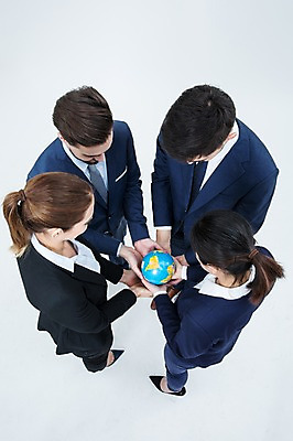 포토 JPG 스튜디오촬영 전신 서양인 외국인 여자 남자 협력 실내 서기 들기 동양인 정장 여러명 20대 성인 하이앵글 지구본 글로벌비즈니스 비즈니스맨 비즈니스우먼 동료 성인만 국내포토 옷 뷰포인트 다수 비즈니스 관계 모션 사람 인종 청년 내부 글로벌 직장인 파일형식 직업