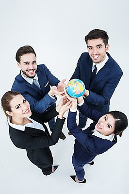 포토 JPG 스튜디오촬영 전신 서양인 외국인 여자 남자 협력 실내 서기 웃음 들기 동양인 정장 여러명 20대 성인 하이앵글 지구본 글로벌비즈니스 올려보기 비즈니스맨 비즈니스우먼 동료 성인만 국내포토 옷 뷰포인트 다수 비즈니스 관계 모션 표정 사람 인종 청년 내부 글로벌 직장인 파일형식