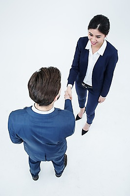 포토 JPG 스튜디오촬영 전신 서양인 외국인 여자 남자 악수 실내 서기 웃음 동양인 정장 20대 성인 두명 뒷모습 하이앵글 비즈니스맨 비즈니스우먼 동료 성인만 국내포토 옷 뷰포인트 비즈니스 관계 모션 표정 사람 인종 손짓 청년 내부 직장인 파일형식