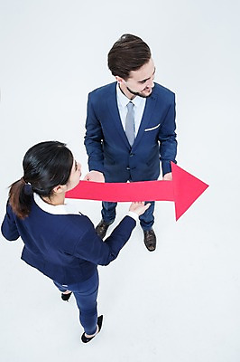 포토 JPG 스튜디오촬영 전신 서양인 외국인 여자 남자 화살표 실내 서기 웃음 들기 동양인 정장 20대 성인 두명 뒷모습 하이앵글 비즈니스맨 비즈니스우먼 동료 성인만 국내포토 옷 뷰포인트 비즈니스 관계 모션 표정 사람 인종 청년 내부 직장인 파일형식