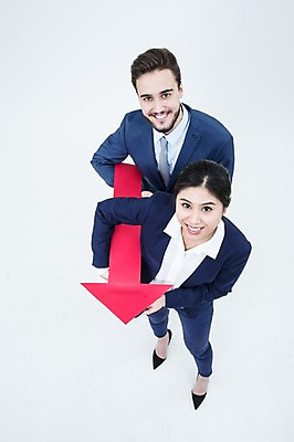 포토 JPG 스튜디오촬영 전신 서양인 외국인 여자 남자 화살표 실내 서기 웃음 들기 동양인 정장 20대 성인 두명 하이앵글 올려보기 비즈니스맨 비즈니스우먼 동료 성인만 국내포토 옷 뷰포인트 비즈니스 관계 모션 표정 사람 인종 청년 내부 직장인 파일형식