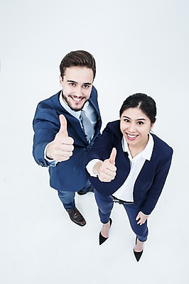 포토 JPG 스튜디오촬영 전신 서양인 외국인 여자 남자 실내 서기 웃음 동양인 정장 손짓 20대 성인 두명 하이앵글 올려보기 최고 비즈니스맨 비즈니스우먼 동료 성인만 국내포토 옷 뷰포인트 비즈니스 관계 모션 표정 사람 인종 청년 내부 직장인 파일형식