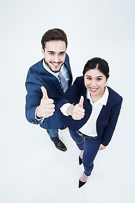 포토 JPG 스튜디오촬영 전신 서양인 외국인 여자 남자 실내 서기 웃음 동양인 정장 손짓 20대 성인 두명 하이앵글 올려보기 최고 비즈니스맨 비즈니스우먼 동료 성인만 국내포토 옷 뷰포인트 비즈니스 관계 모션 표정 사람 인종 청년 내부 직장인 파일형식