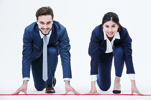 포토 JPG 스튜디오촬영 전신 서양인 외국인 여자 남자 실내 웃음 앉기 동양인 정장 20대 성인 두명 앞모습 달리기 경쟁 비즈니스맨 비즈니스우먼 동료 출발 준비자세 출발선 국내포토 옷 뷰포인트 포즈 컨셉 비즈니스 관계 모션 표정 사람 인종 청년 내부 직장인 준비 파일형식