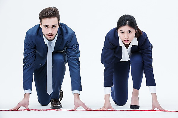 포토 JPG 스튜디오촬영 전신 서양인 외국인 여자 남자 실내 앉기 동양인 정장 20대 성인 두명 앞모습 달리기 경쟁 비즈니스맨 비즈니스우먼 동료 출발 준비자세 출발선 국내포토 옷 뷰포인트 포즈 컨셉 비즈니스 관계 모션 사람 인종 청년 내부 직장인 준비 파일형식
