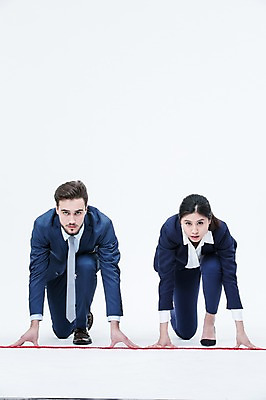 포토 JPG 스튜디오촬영 전신 서양인 외국인 여자 남자 실내 앉기 동양인 정장 20대 성인 두명 앞모습 달리기 경쟁 비즈니스맨 비즈니스우먼 동료 출발 준비자세 출발선 국내포토 옷 뷰포인트 포즈 컨셉 비즈니스 관계 모션 사람 인종 청년 내부 직장인 준비 파일형식