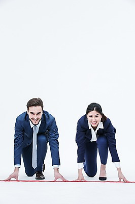 포토 JPG 스튜디오촬영 전신 서양인 외국인 여자 남자 실내 웃음 앉기 동양인 정장 20대 성인 두명 앞모습 달리기 경쟁 비즈니스맨 비즈니스우먼 동료 출발 준비자세 출발선 국내포토 옷 뷰포인트 포즈 컨셉 비즈니스 관계 모션 표정 사람 인종 청년 내부 직장인 준비 파일형식