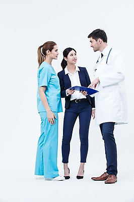 포토 JPG 스튜디오촬영 전신 서양인 외국인 여자 남자 청진기 실내 서기 웃음 동양인 20대 성인 옆모습 세명 마주보기 의사 의사가운 비즈니스우먼 수술복 서류판 성인만 국내포토 뷰포인트 비즈니스 의료기기 모션 표정 사람 인종 청년 내부 사무용품 의료진 가운 직장인 파일형식