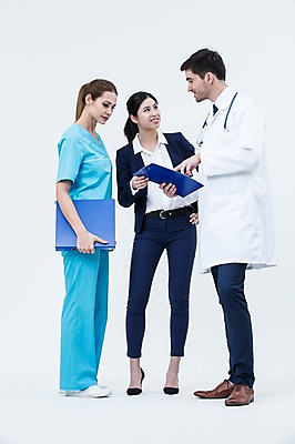 포토 JPG 스튜디오촬영 전신 서양인 외국인 여자 남자 청진기 실내 서기 웃음 동양인 20대 성인 옆모습 세명 마주보기 의사 의사가운 비즈니스우먼 수술복 서류판 성인만 국내포토 뷰포인트 비즈니스 의료기기 모션 표정 사람 인종 청년 내부 사무용품 의료진 가운 직장인 파일형식 직업 옷 의학 문구용품 오브젝트