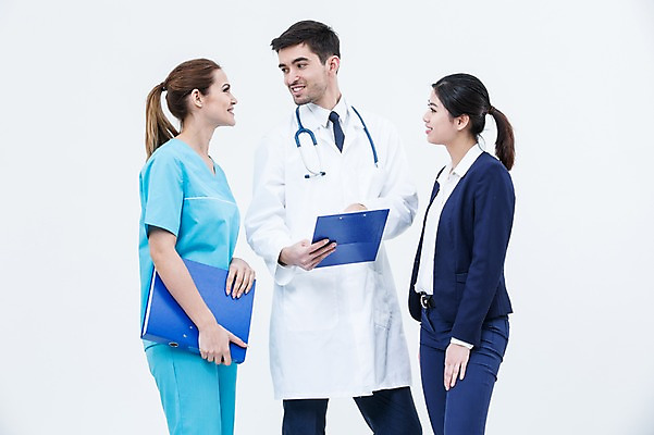 포토 JPG 스튜디오촬영 서양인 외국인 여자 남자 청진기 실내 서기 웃음 동양인 상반신 20대 성인 옆모습 세명 마주보기 의사 의사가운 비즈니스우먼 수술복 서류판 성인만 국내포토 뷰포인트 비즈니스 의료기기 모션 표정 사람 인종 청년 내부 사무용품 의료진 가운 직장인 파일형식