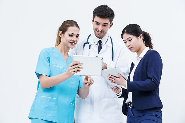 포토 JPG 스튜디오촬영 서양인 외국인 여자 남자 청진기 실내 서기 웃음 동양인 상반신 20대 성인 앞모습 세명 태블릿 의사 의사가운 비즈니스우먼 수술복 성인만 국내포토 뷰포인트 비즈니스 의료기기 모션 표정 사람 인종 청년 내부 전자제품 스마트기기 의료진 가운 직장인 파일형식