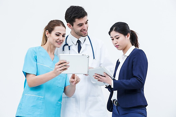 포토 JPG 스튜디오촬영 서양인 외국인 여자 남자 청진기 실내 서기 웃음 동양인 상반신 20대 성인 앞모습 세명 태블릿 의사 의사가운 비즈니스우먼 수술복 성인만 국내포토 뷰포인트 비즈니스 의료기기 모션 표정 사람 인종 청년 내부 전자제품 스마트기기 의료진 가운 직장인 파일형식