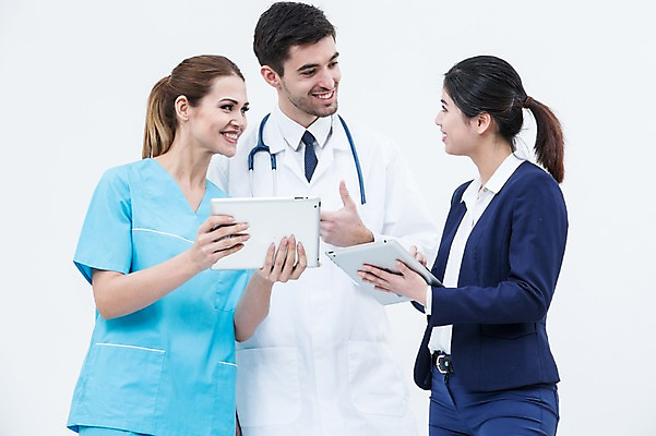 포토 JPG 스튜디오촬영 서양인 외국인 여자 남자 청진기 실내 서기 웃음 동양인 상반신 20대 성인 앞모습 세명 태블릿 의사 의사가운 비즈니스우먼 수술복 성인만 국내포토 뷰포인트 비즈니스 의료기기 모션 표정 사람 인종 청년 내부 전자제품 스마트기기 의료진 가운 직장인 파일형식