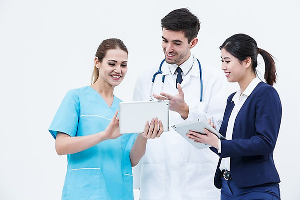 포토 JPG 스튜디오촬영 서양인 외국인 여자 남자 청진기 실내 서기 웃음 동양인 상반신 20대 성인 앞모습 세명 태블릿 의사 의사가운 비즈니스우먼 수술복 성인만 국내포토 뷰포인트 비즈니스 의료기기 모션 표정 사람 인종 청년 내부 전자제품 스마트기기 의료진 가운 직장인 파일형식