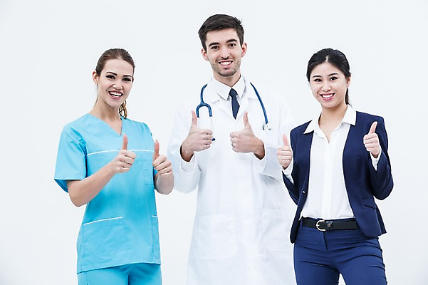 포토 JPG 스튜디오촬영 서양인 외국인 여자 남자 청진기 실내 서기 웃음 동양인 손짓 상반신 20대 성인 앞모습 세명 의사 최고 의사가운 비즈니스우먼 수술복 성인만 국내포토 뷰포인트 비즈니스 의료기기 모션 표정 사람 인종 청년 내부 의료진 가운 직장인 파일형식
