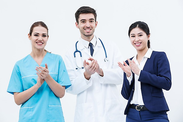 포토 JPG 스튜디오촬영 서양인 외국인 여자 남자 청진기 실내 서기 웃음 동양인 상반신 20대 성인 앞모습 세명 의사 의사가운 비즈니스우먼 박수 수술복 성인만 국내포토 뷰포인트 비즈니스 의료기기 모션 표정 사람 인종 손짓 청년 내부 의료진 가운 직장인 파일형식
