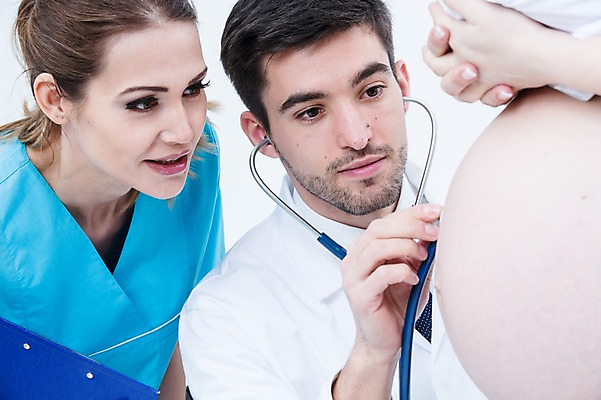 포토 JPG 스튜디오촬영 서양인 외국인 여자 남자 청진기 실내 서기 상반신 20대 성인 앞모습 옆모습 세명 임산부 진료 의사 의사가운 수술복 산부인과 산부인과의사 복부 성인만 국내포토 뷰포인트 의학 의료기기 모션 병원 사람 인종 청년 내부 신체부위 임신 의료진 가운 파일형식