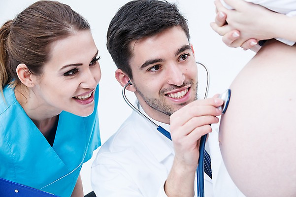 포토 JPG 스튜디오촬영 서양인 외국인 여자 남자 청진기 실내 서기 웃음 상반신 20대 성인 앞모습 옆모습 세명 임산부 진료 의사 의사가운 수술복 산부인과 산부인과의사 복부 성인만 국내포토 뷰포인트 의학 의료기기 모션 표정 병원 사람 인종 청년 내부 신체부위 임신 의료진 가운 파일형식