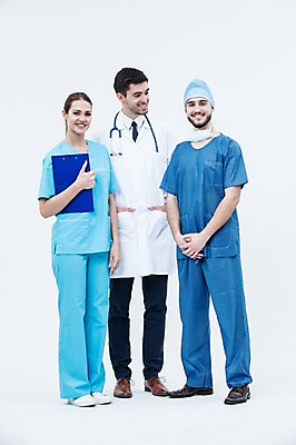 포토 JPG 스튜디오촬영 전신 서양인 외국인 여자 남자 청진기 실내 서기 웃음 20대 성인 앞모습 세명 의사 의사가운 수술복 서류판 수술모 수술용마스크 성인만 국내포토 뷰포인트 의료기기 모션 표정 마스크 사람 인종 청년 내부 사무용품 의료진 가운 파일형식